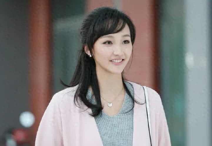 演員于震，從舞臺到熒屏的自信與堅(jiān)韌之旅