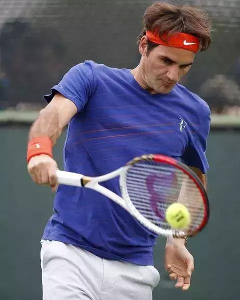 揭秘費德勒反拍技巧，網(wǎng)球秘籍藏于小巷之中解析揭秘！