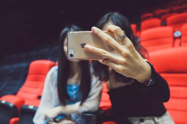 鏡頭下的自信與成長之旅，自拍電影的探索與歷程