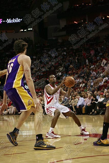 湖人火箭對(duì)決，愛與陪伴的賽場之夜