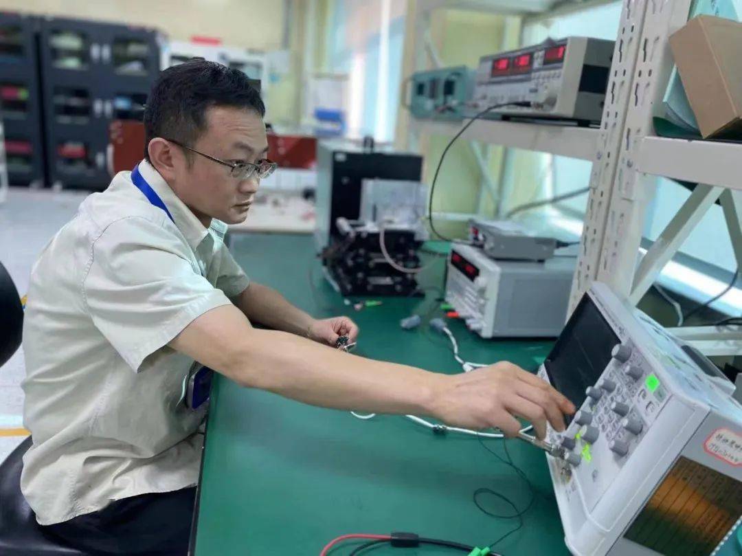 電子最新達(dá)人，時(shí)代的領(lǐng)跑者，引領(lǐng)潮流前沿！