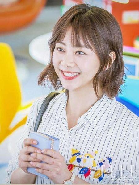 楊紫短發(fā)造型大揭秘，一次溫馨有趣的發(fā)型之旅