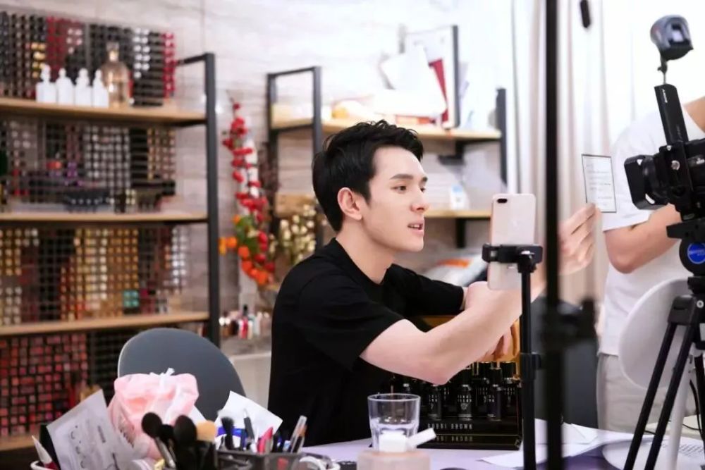 明星直播間高科技產(chǎn)品引領(lǐng)直播新紀(jì)元，科技改變生活，明星直播間震撼登場！