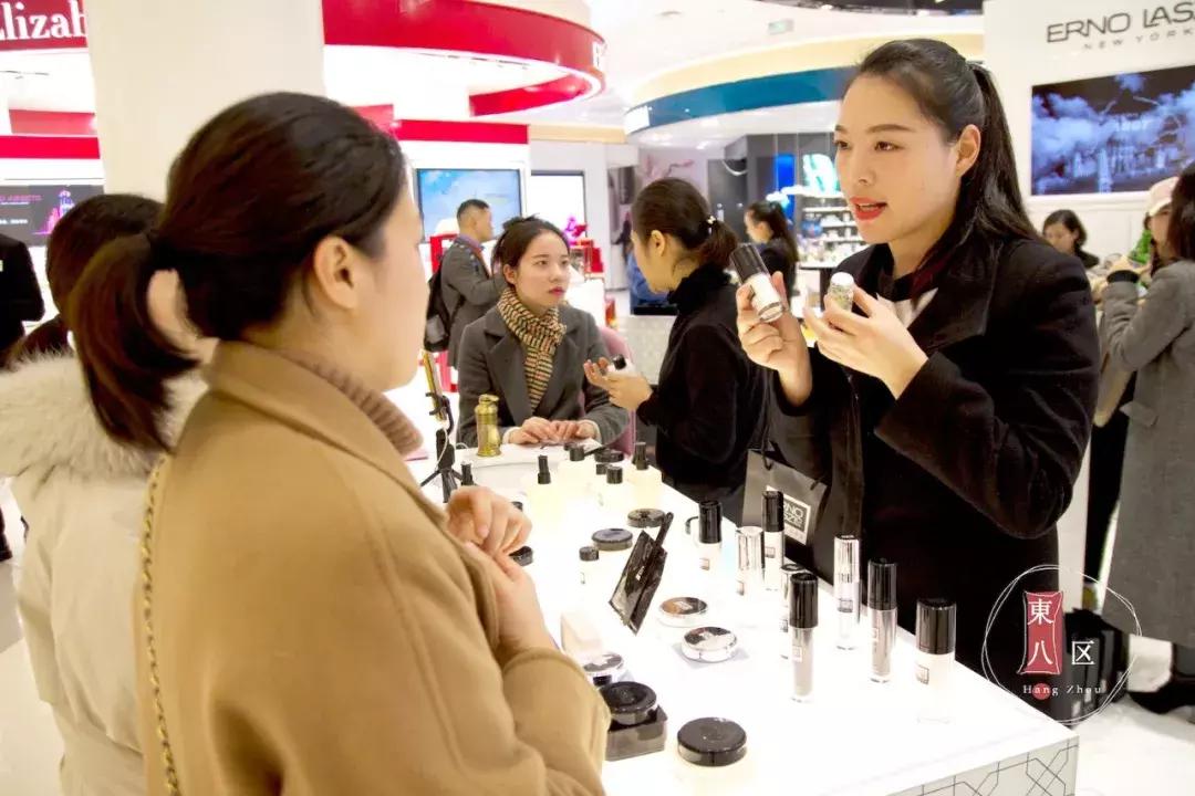 探秘杭州女明星的小巷星光與美食秘境之旅！