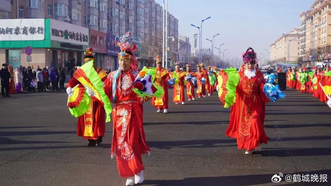 最新燈籠舞風(fēng)采，舞動變化，展現(xiàn)自信人生