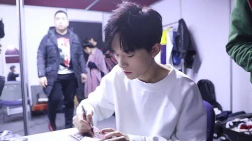 易烊千璽微博最新照片引爆期待，粉絲翹首以待的獨(dú)特魅力