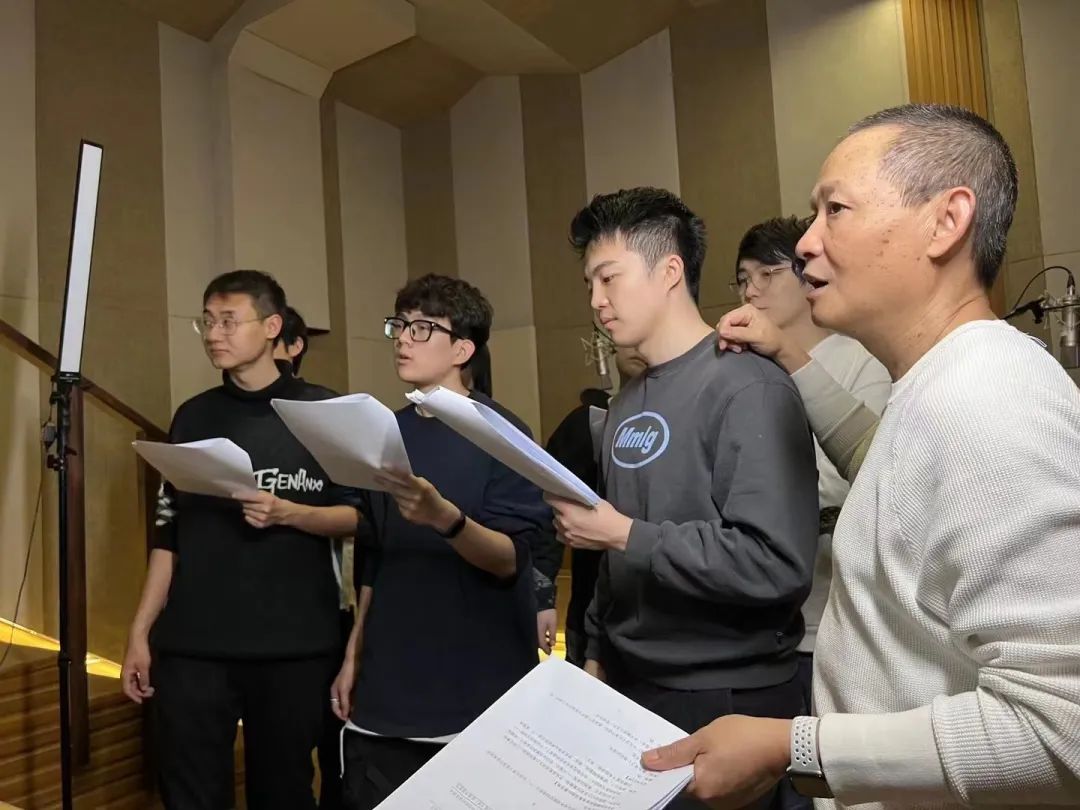 配音演員惠龍，小巷之聲魔法與美食秘境之旅