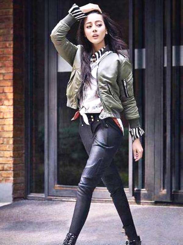 明星皮褲時(shí)尚，演繹潮流與展現(xiàn)個(gè)性風(fēng)采