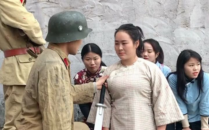 女演員遭遇群演搶劫卻意外星光閃耀，暖心日常與情感紐帶揭秘