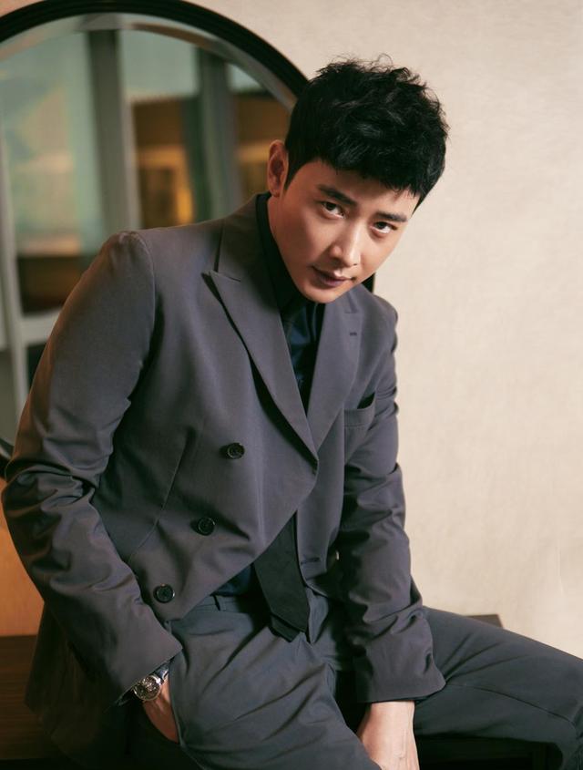 羅晉近期陽光帥氣照片展現(xiàn)魅力四溢的演員風采