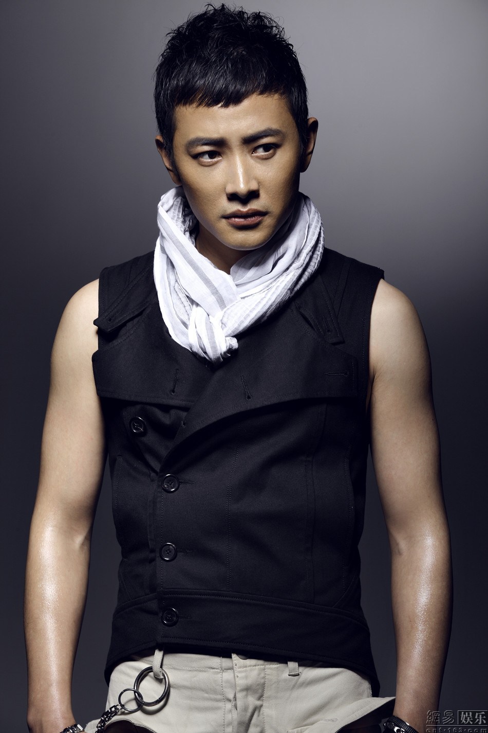 羅晉近期陽光帥氣照片展現(xiàn)魅力四溢的演員風采