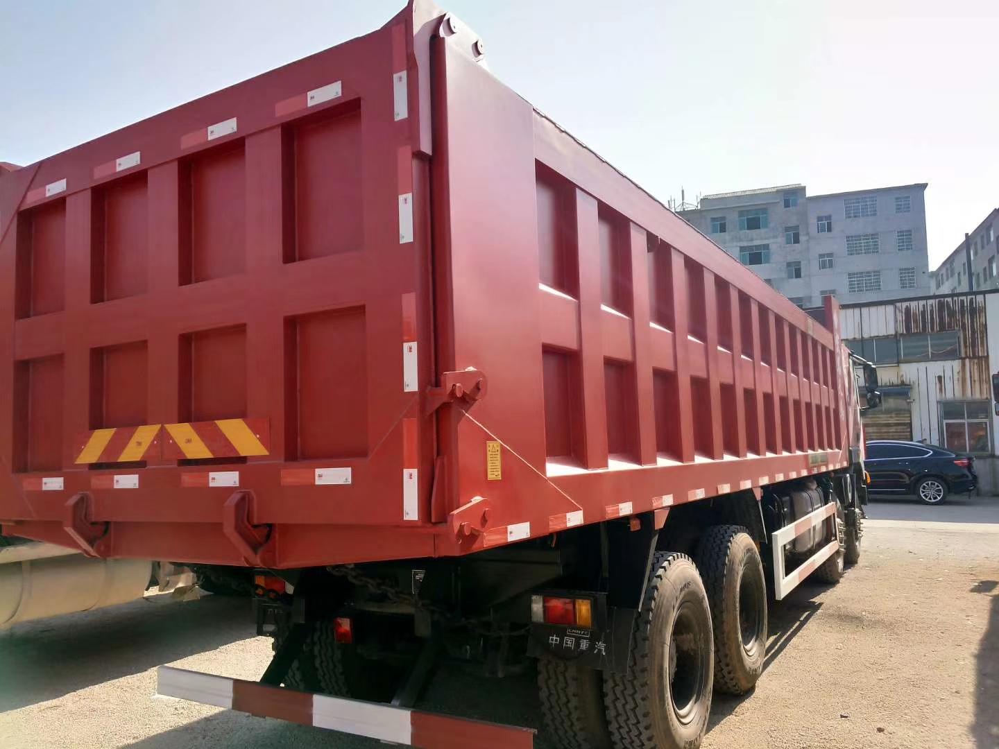 紅巖杰獅自卸車最新款390，重載運輸?shù)膹娬?，展現(xiàn)新姿態(tài)