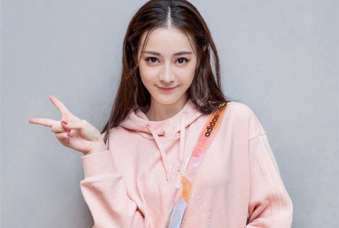 迪麗熱巴戀情最新動(dòng)態(tài)，變化、學(xué)習(xí)與自信的力量閃耀愛情之路