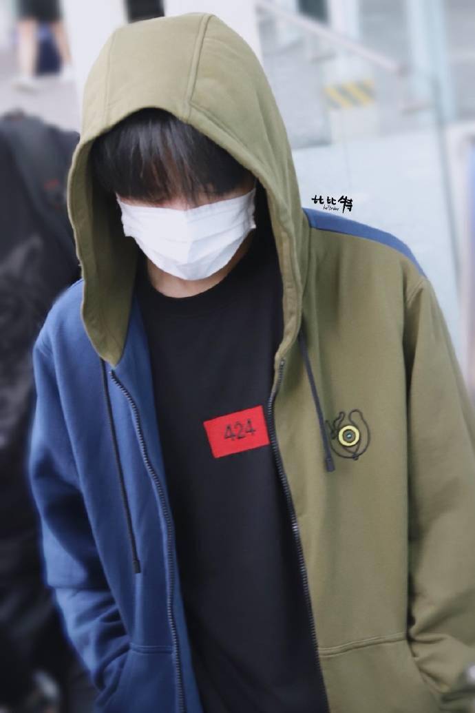 易烊千璽機(jī)場(chǎng)最新圖片，科技魅力與時(shí)尚前沿的完美結(jié)合展示