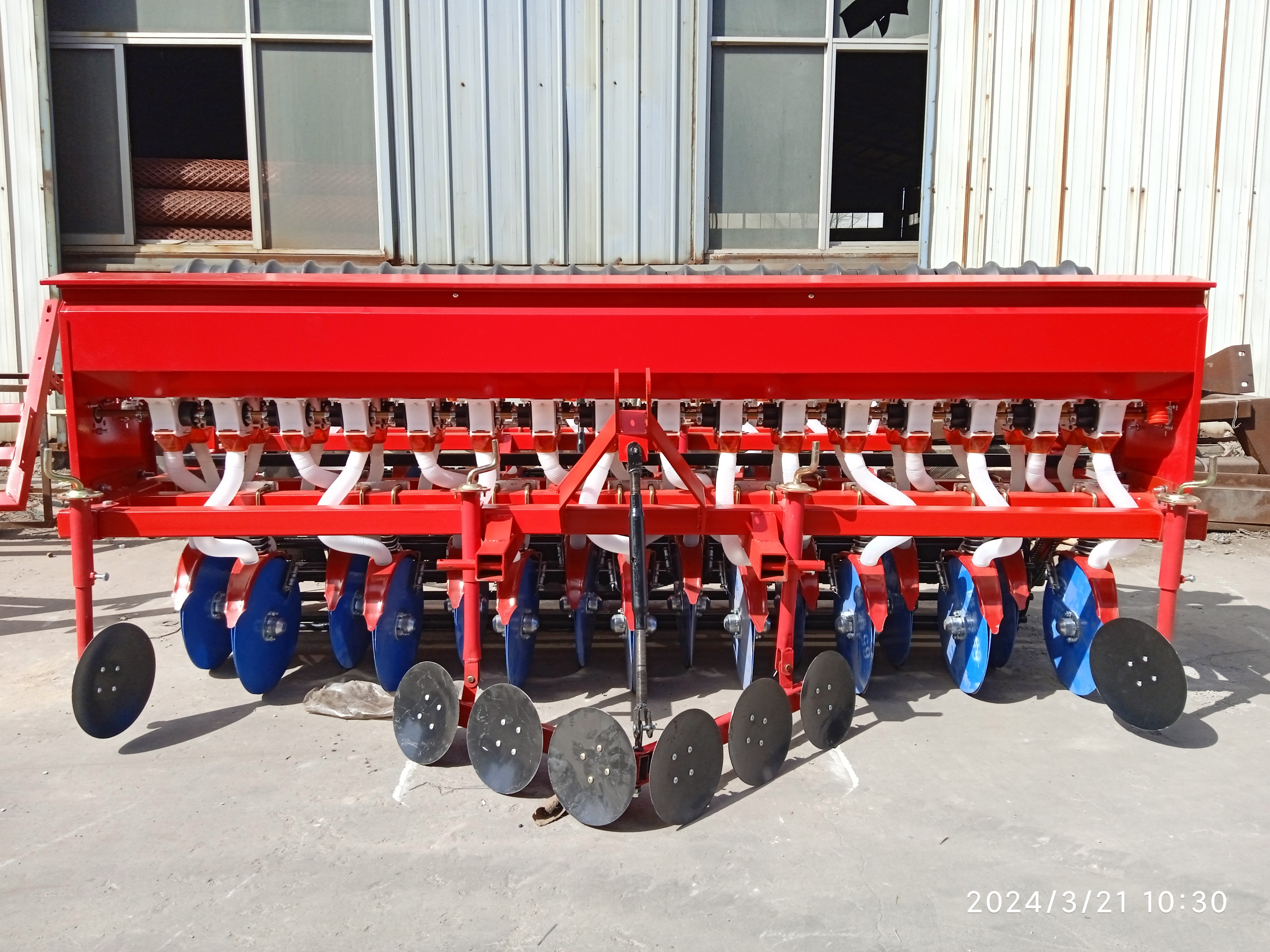 最新款小麥播種機(jī)，播種效率的革命性飛躍，小麥24行播種機(jī)亮相！