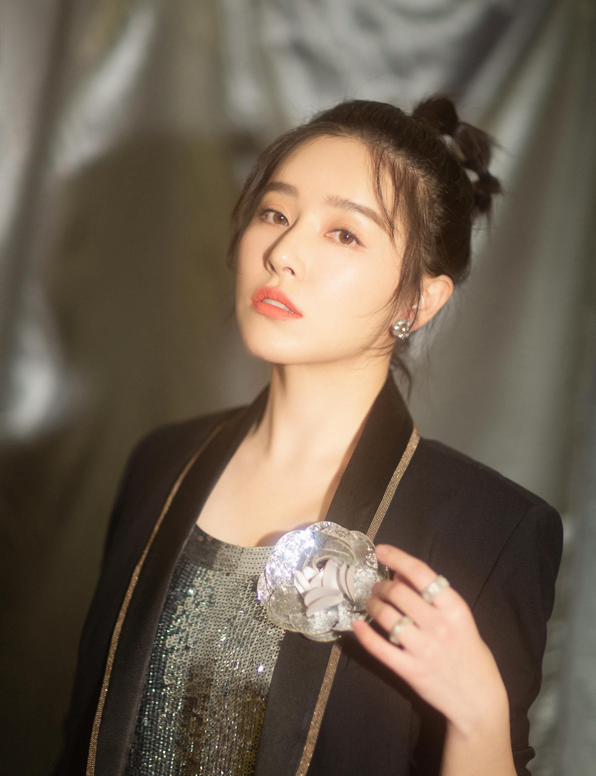 闞清子演藝事業(yè)持續(xù)升溫，新動(dòng)態(tài)備受矚目，最新消息一覽