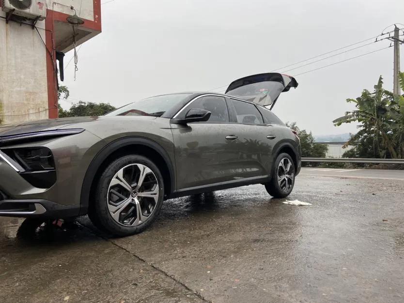 探索雪鐵龍魅力，小巷中的最新寶藏