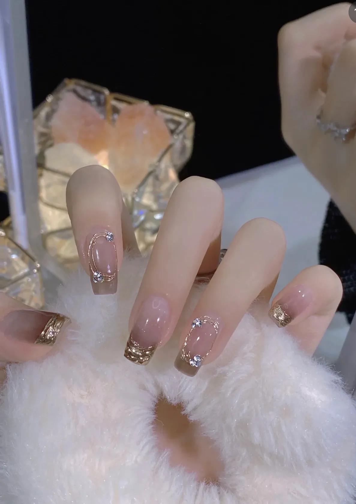 最新美甲款式圖片及其背后的溫馨故事介紹