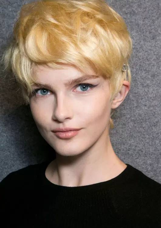 拉文最新發(fā)型，變化的力量，展現(xiàn)自信與成就感的源泉