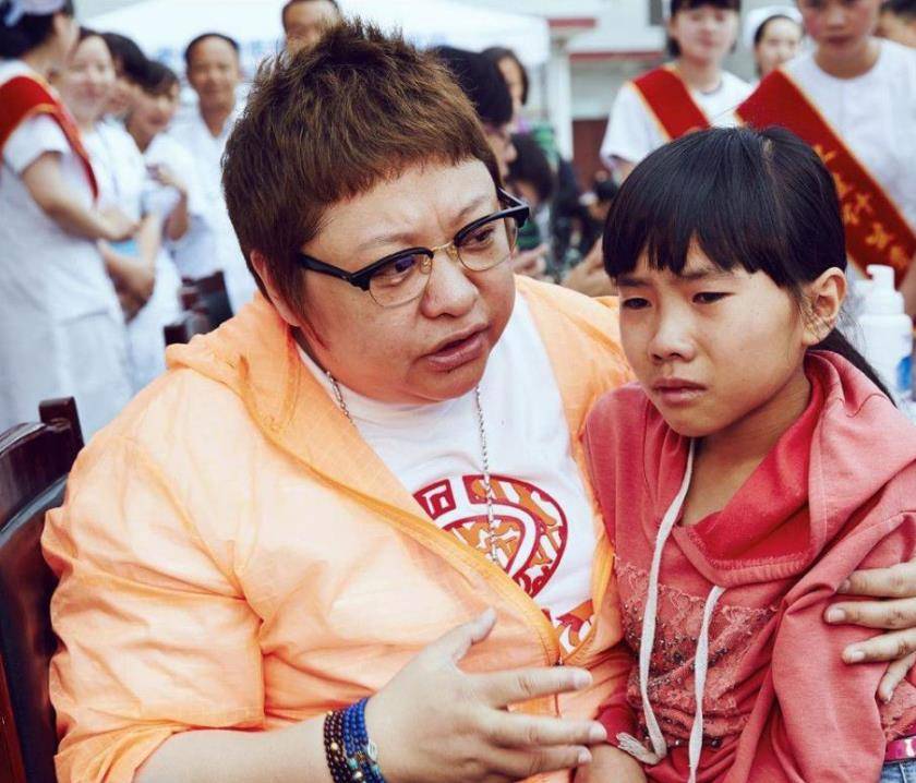 韓紅丈夫最新消息揭秘，小巷風情與美食秘境探索