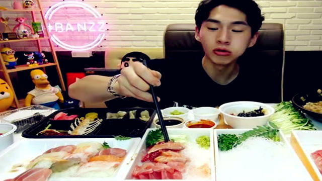 奔馳小哥最新吃播探索自然美景，尋找內(nèi)心平靜之旅