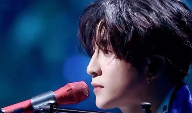 薛之謙最新圖片展現(xiàn)勵志之旅，變化、自信與成就感的閃耀之旅