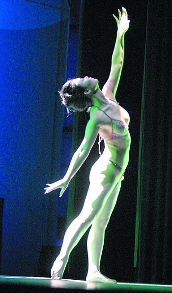 探索人體藝術(shù)極致邊界，最新大尺度作品展現(xiàn)美的無限可能