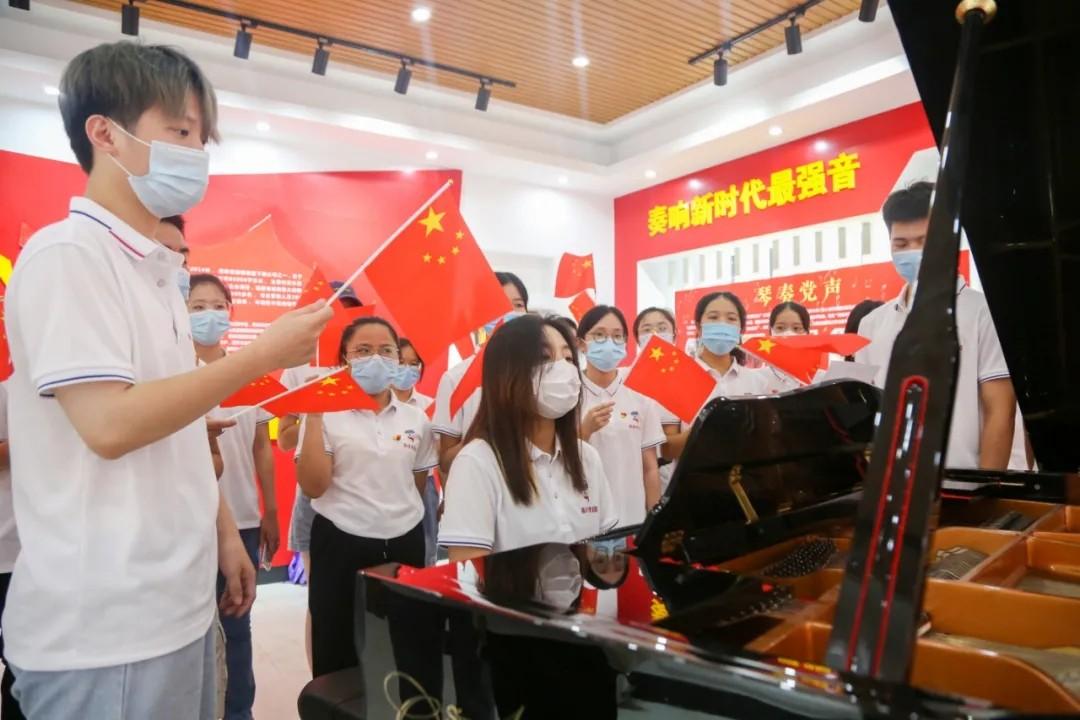 2025最新網(wǎng)絡(luò)紅歌，學(xué)習(xí)變化，自信成就未來(lái)，唱響勵(lì)志之歌的時(shí)代旋律